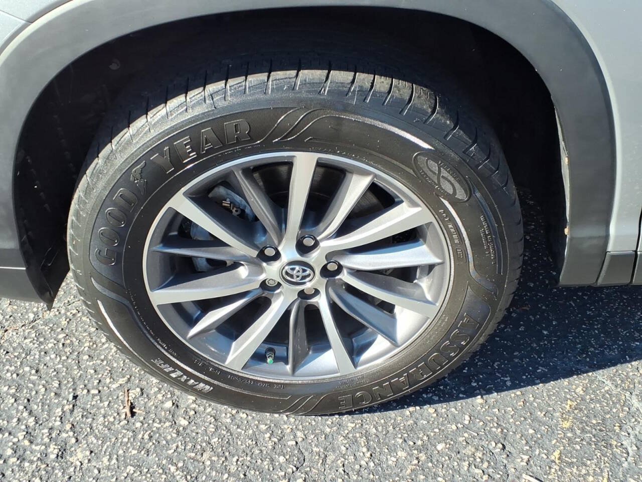 Used 2019 Toyota Highlander XLE FWD image 12