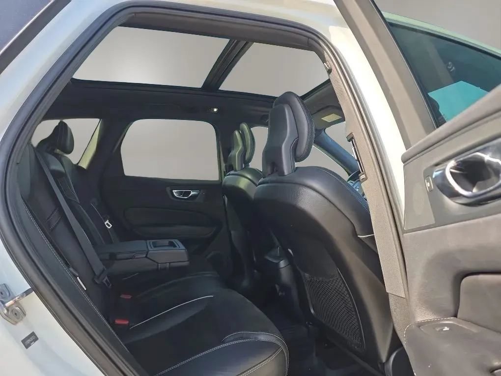 Used 2018 Volvo XC60 T5 R-Design w/ Protection Package AWD/4WD image 40