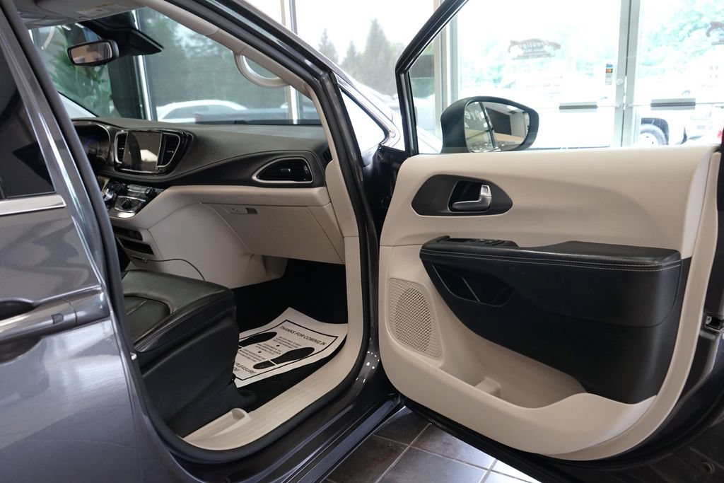 Used 2023 Chrysler Pacifica Touring-L AWD/4WD image 43