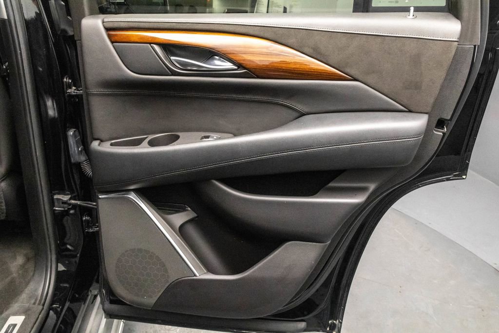 Used 2015 Cadillac Escalade Luxury image 30