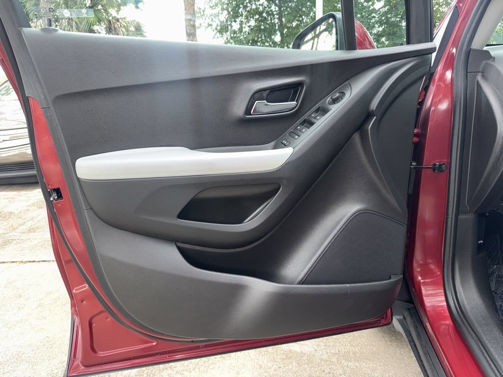 Used 2018 Chevrolet Trax LT w/ Driver Confidence Package FWD image 18
