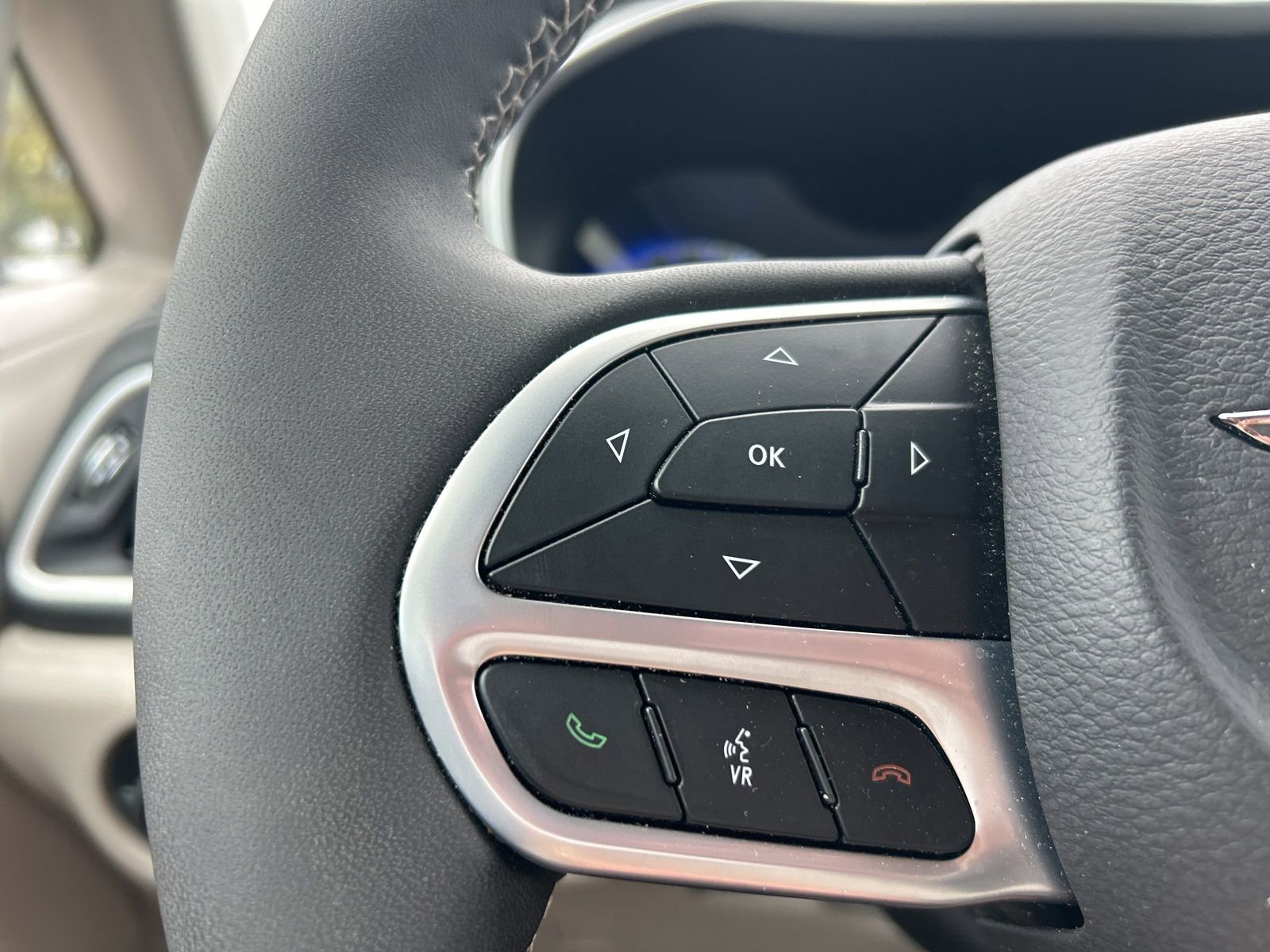Certified 2023 Chrysler Pacifica Touring-L AWD/4WD image 15