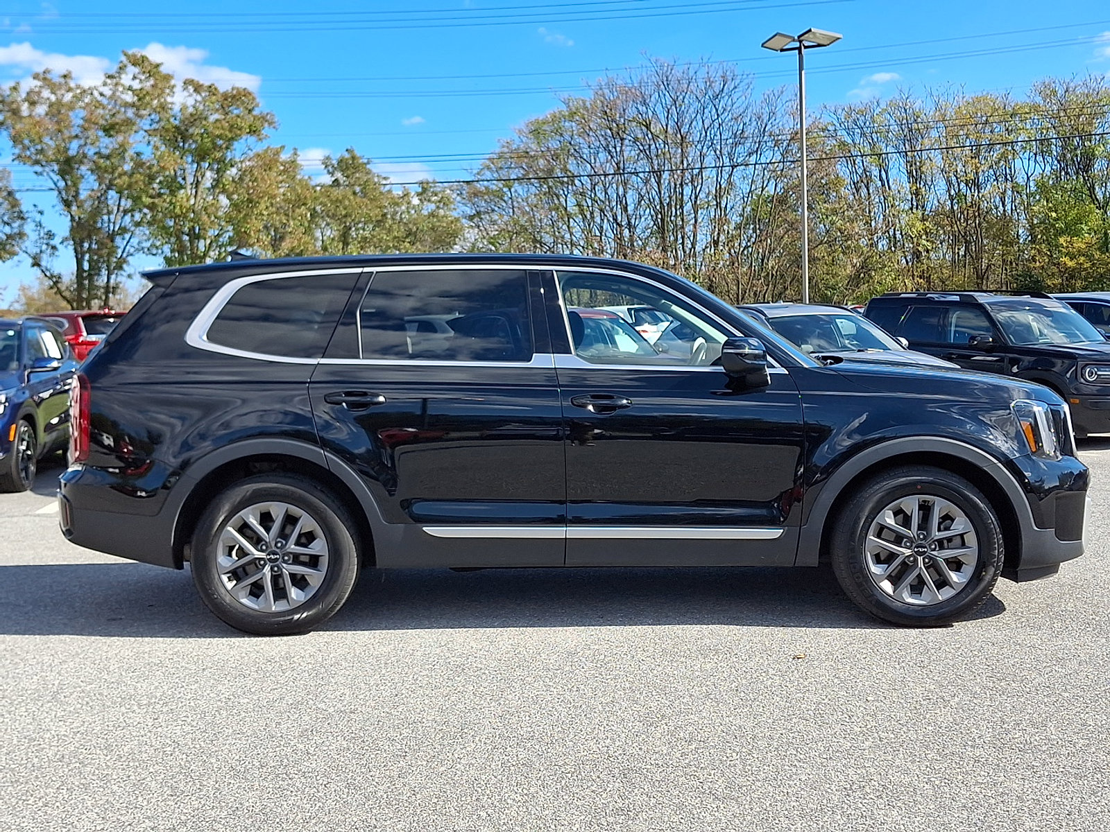 Used 2023 Kia Telluride LX image 7