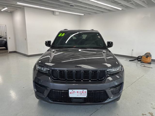 Used 2023 Jeep Grand Cherokee Altitude AWD/4WD image 2