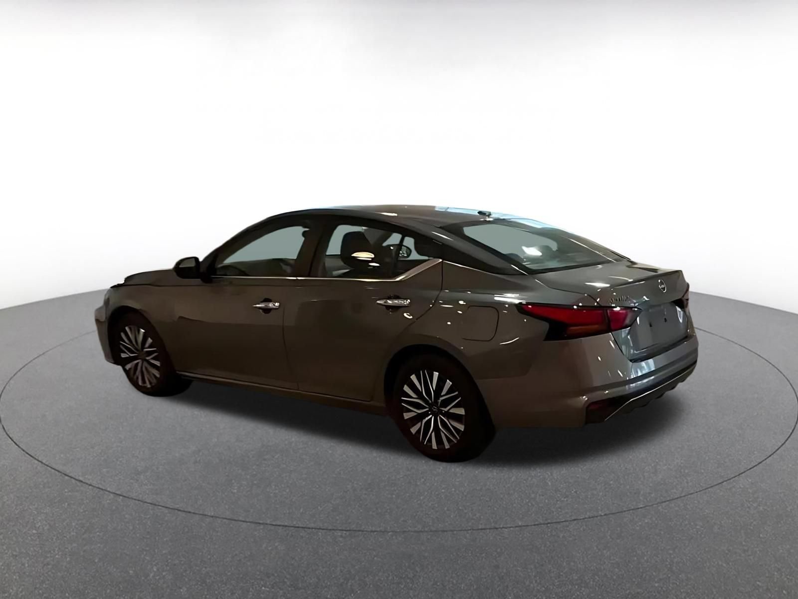 Used 2025 Nissan Altima 2.5 SV FWD image 8