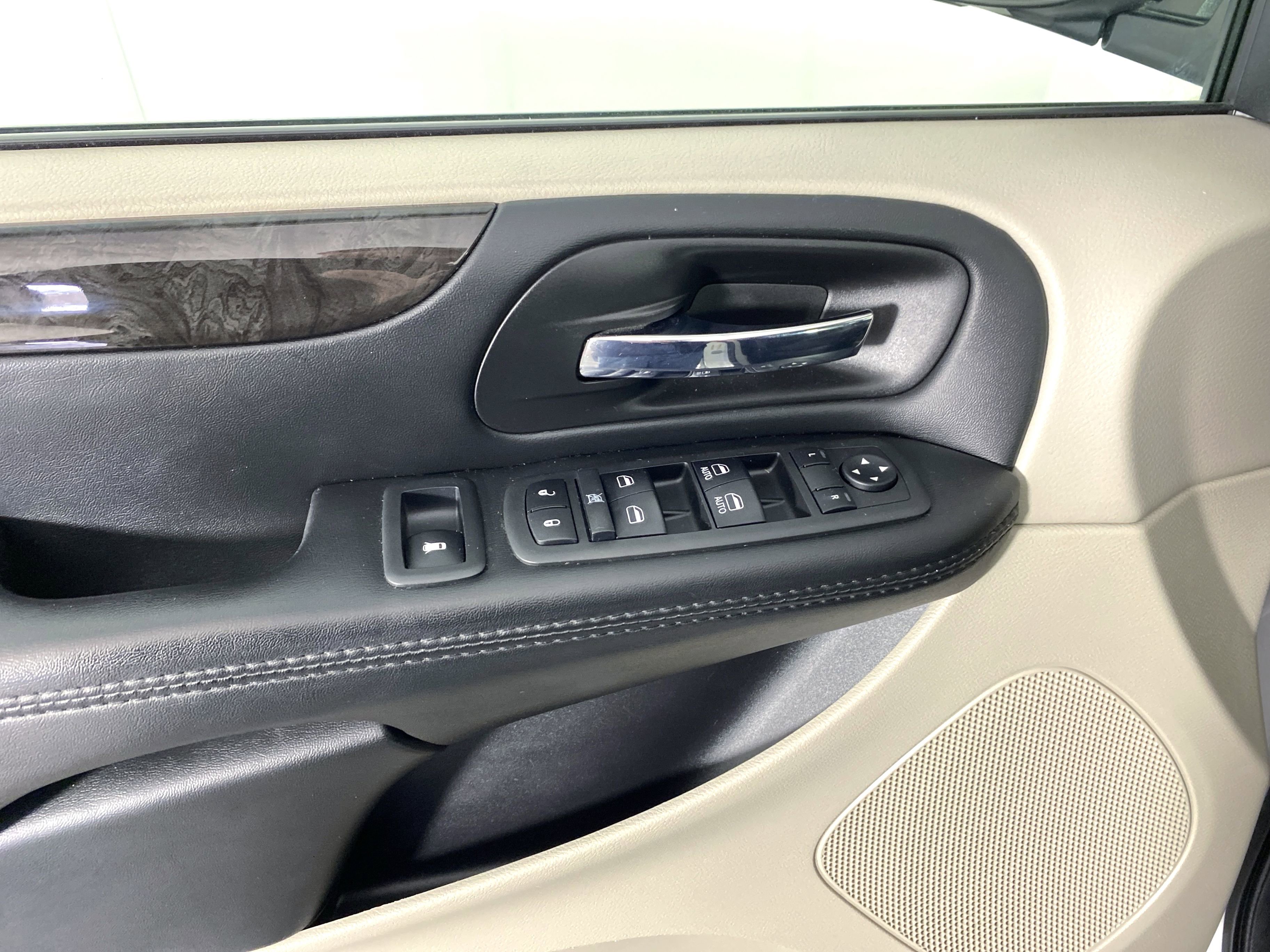 Used 2018 Dodge Grand Caravan SE w/ UConnect Hands-Free Group image 12