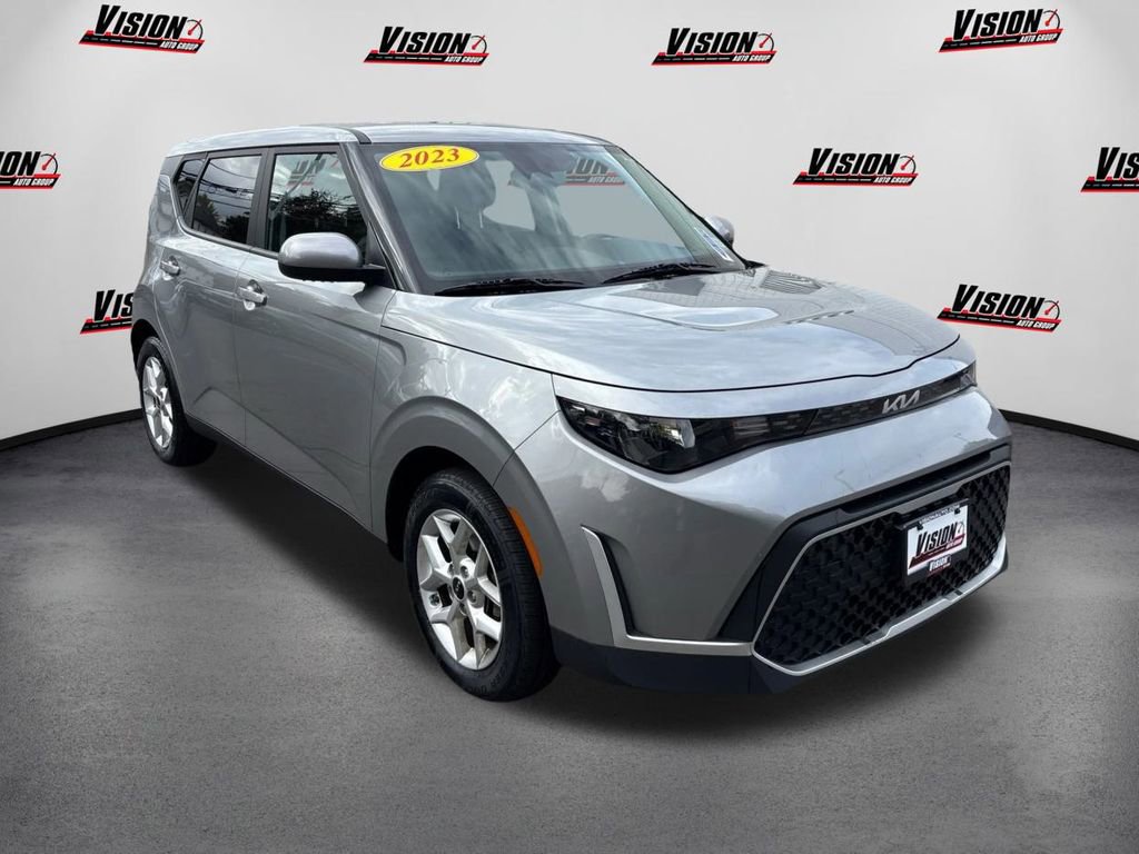 Certified 2023 Kia Soul LX w/ LX Technology Package image 3
