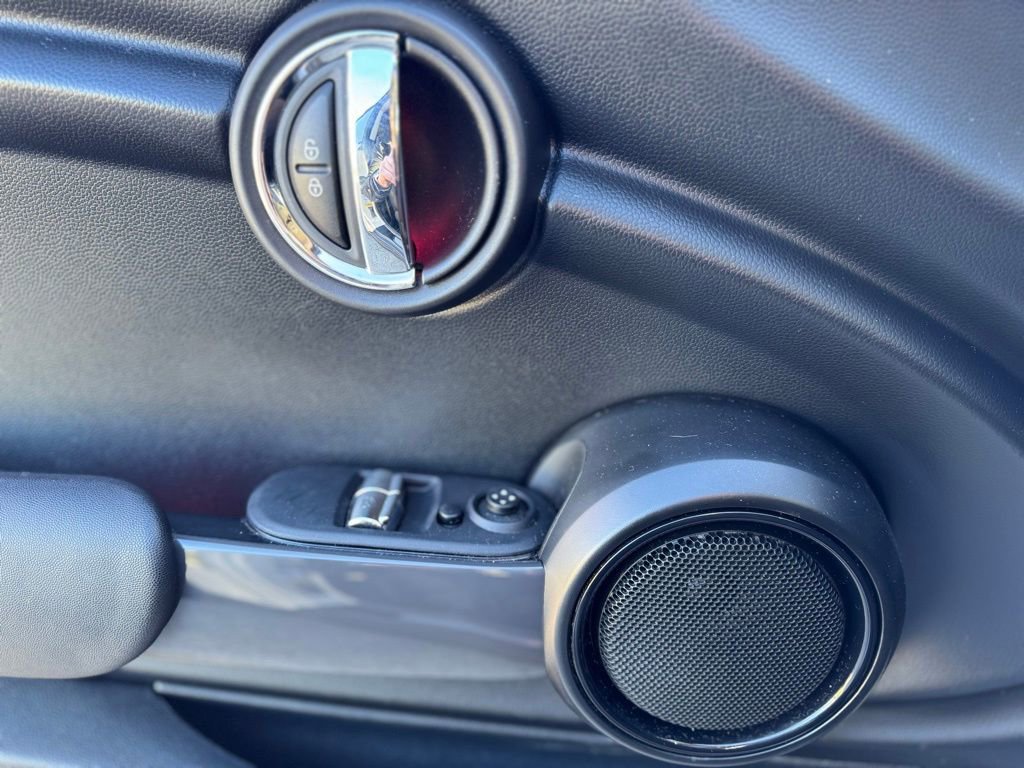 Used 2019 MINI Cooper 2-Door Hardtop w/ Signature Upholstery Package image 13