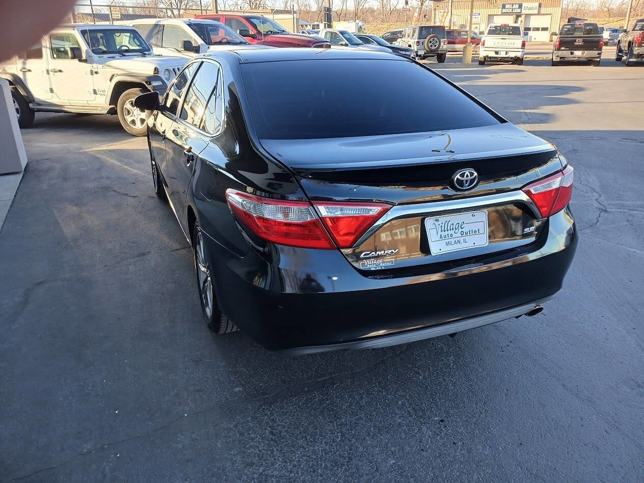 Used 2015 Toyota Camry SE FWD image 3