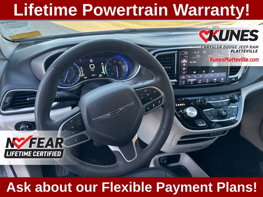 Used 2023 Chrysler Pacifica Touring-L image 13