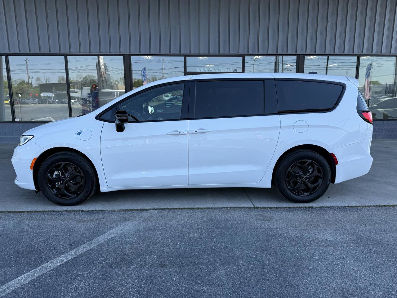 Used 2023 Chrysler Pacifica Limited w/ S Appearance Package FWD image 7