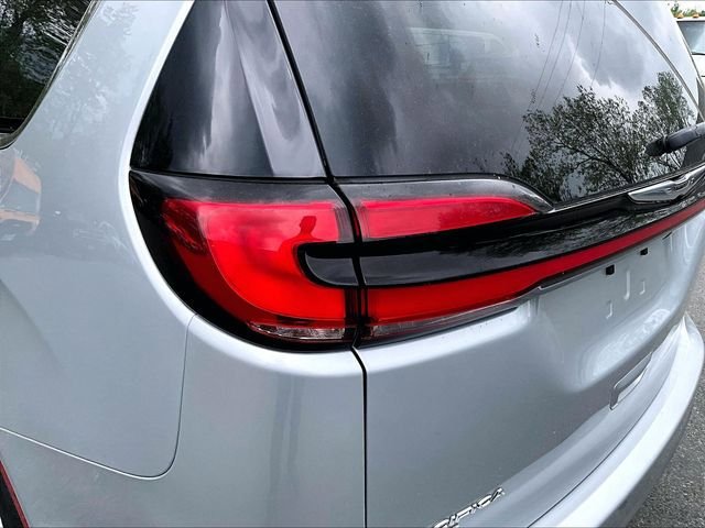 Used 2023 Chrysler Pacifica Touring-L FWD image 33