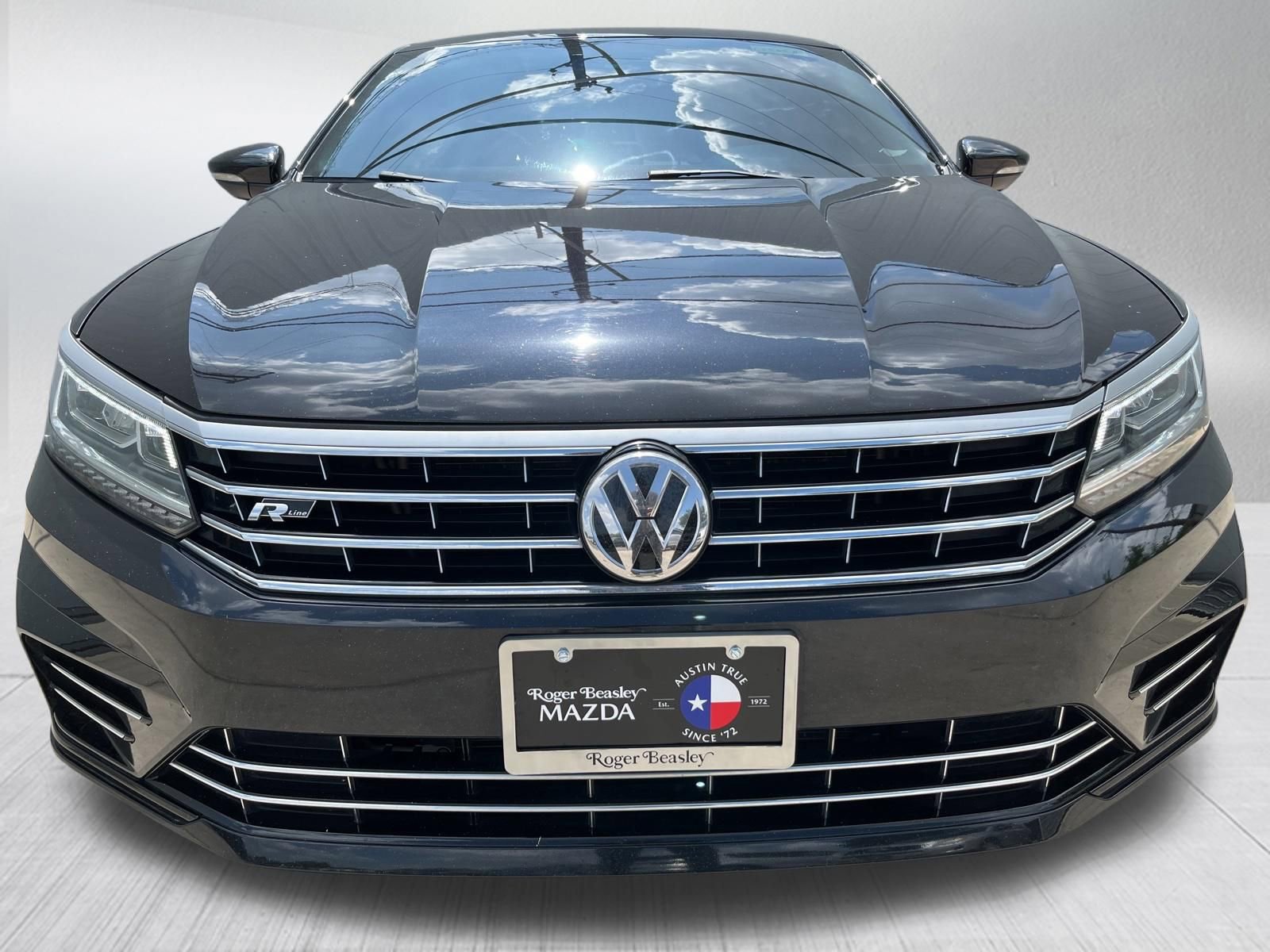Used 2017 Volkswagen Passat 1.8T R-Line w/ R-Line Lighting Package FWD image 2