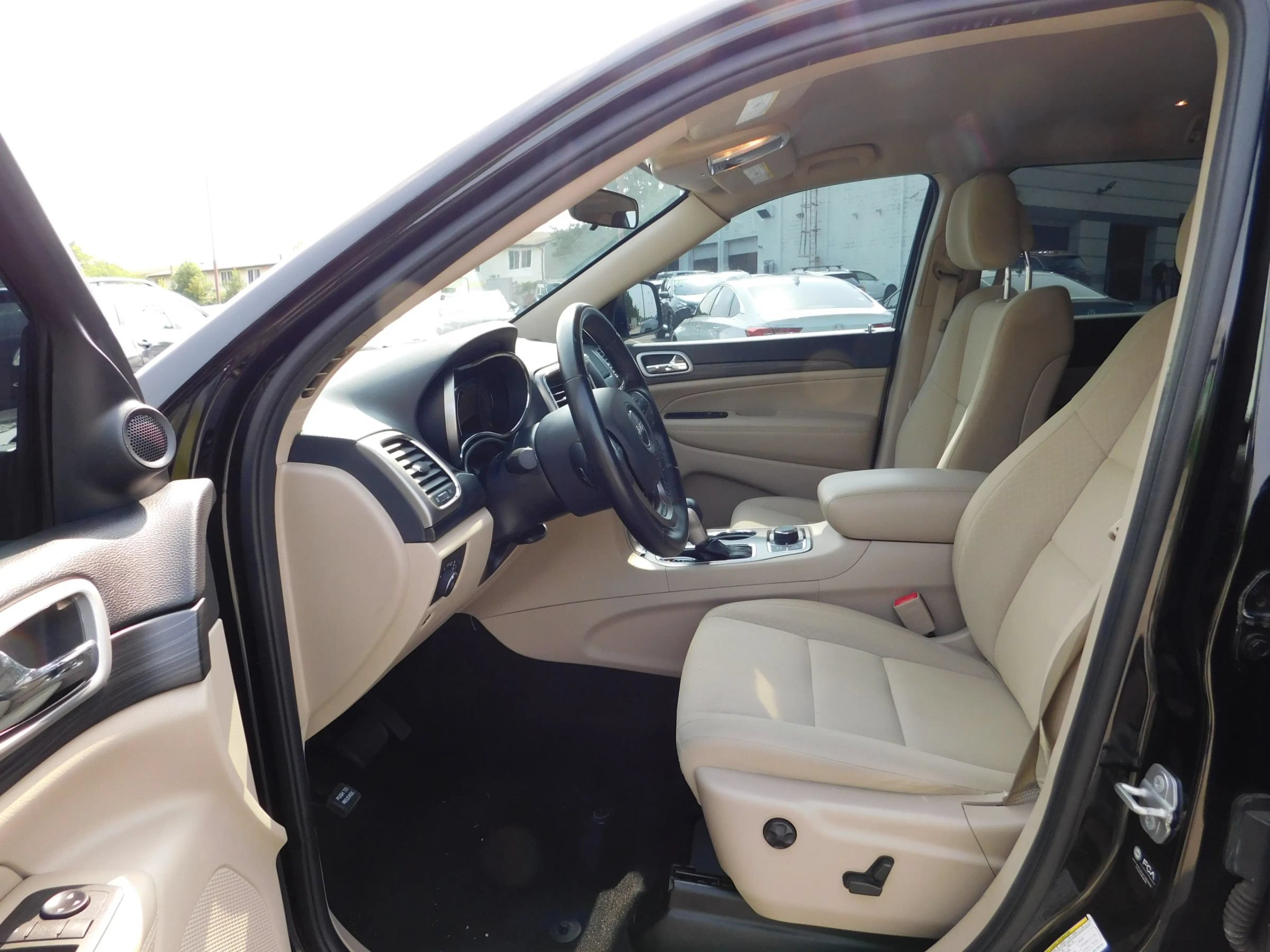 Used 2021 Jeep Grand Cherokee Laredo AWD/4WD image 18