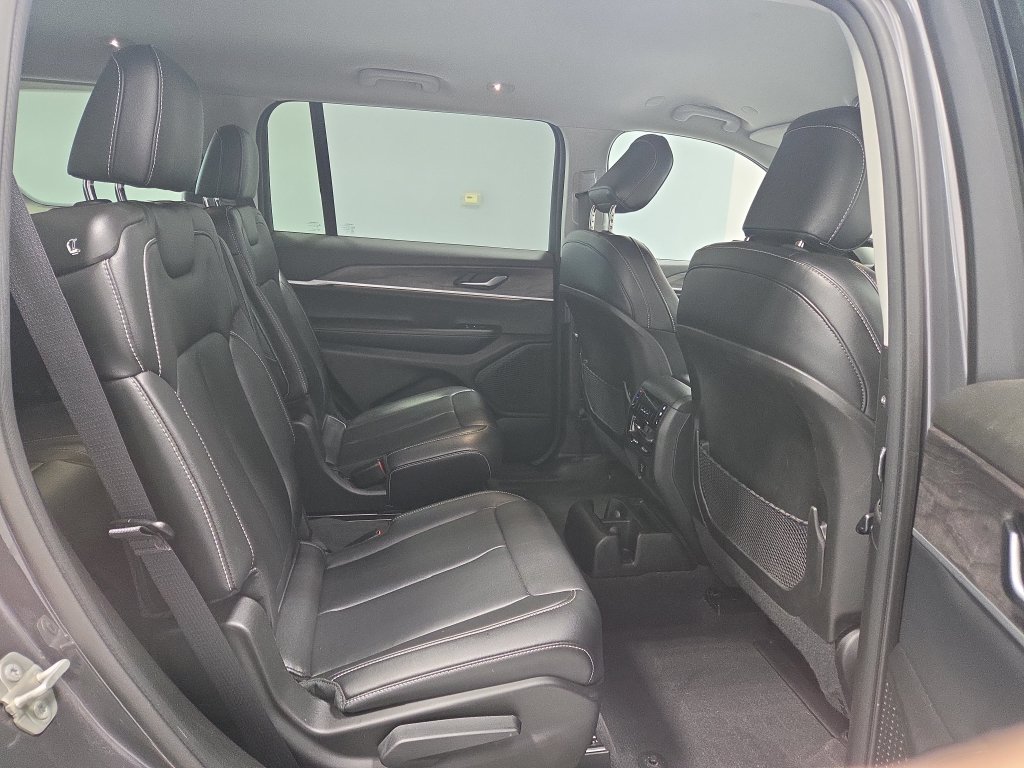 Used 2023 Jeep Grand Cherokee L Limited AWD/4WD image 12