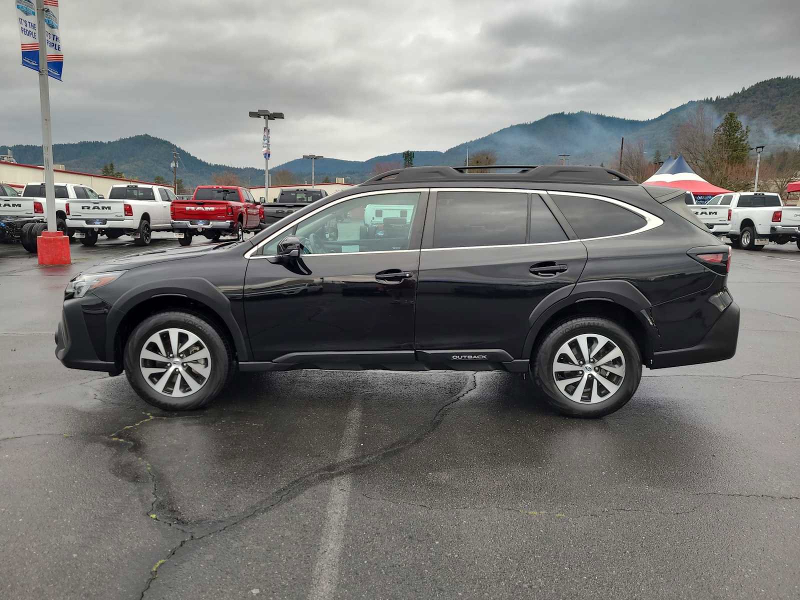 Used 2023 Subaru Outback Premium image 11