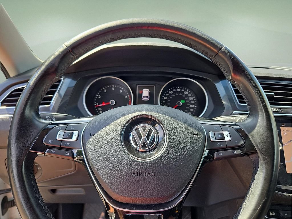 Used 2018 Volkswagen Tiguan SEL FWD image 18