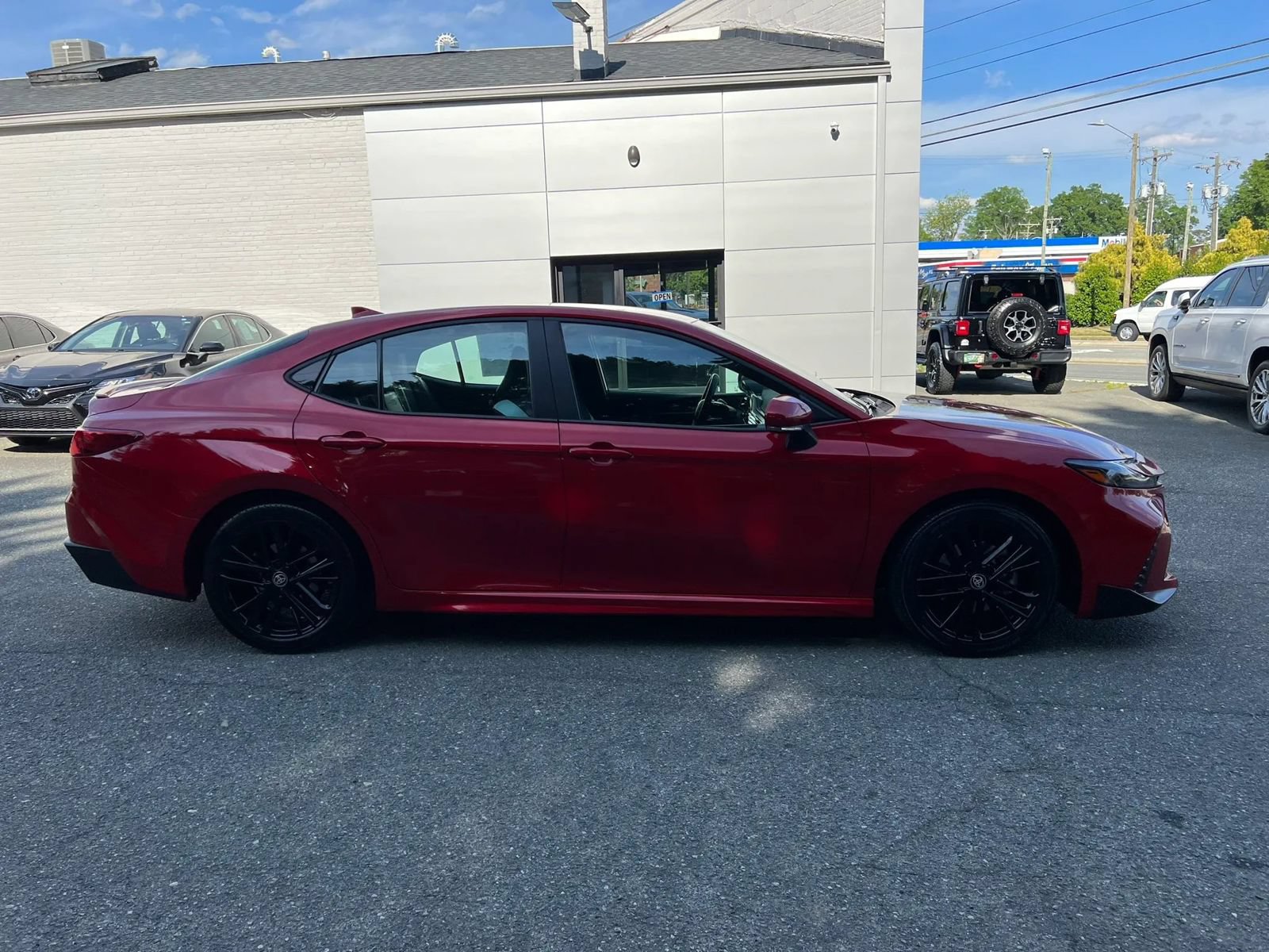 Used 2025 Toyota Camry SE FWD image 3
