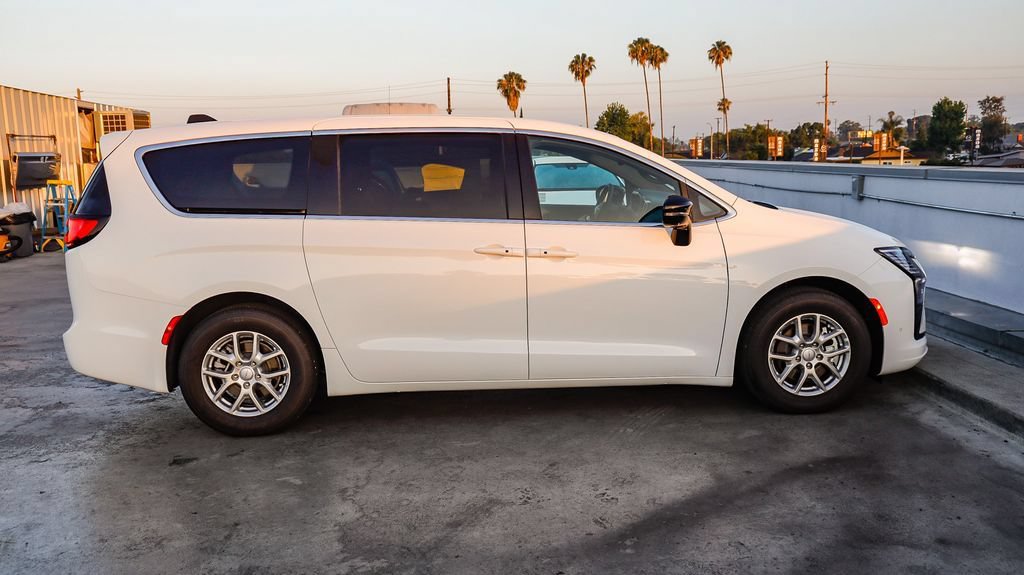 New 2027 Chrysler Pacifica Select FWD image 13