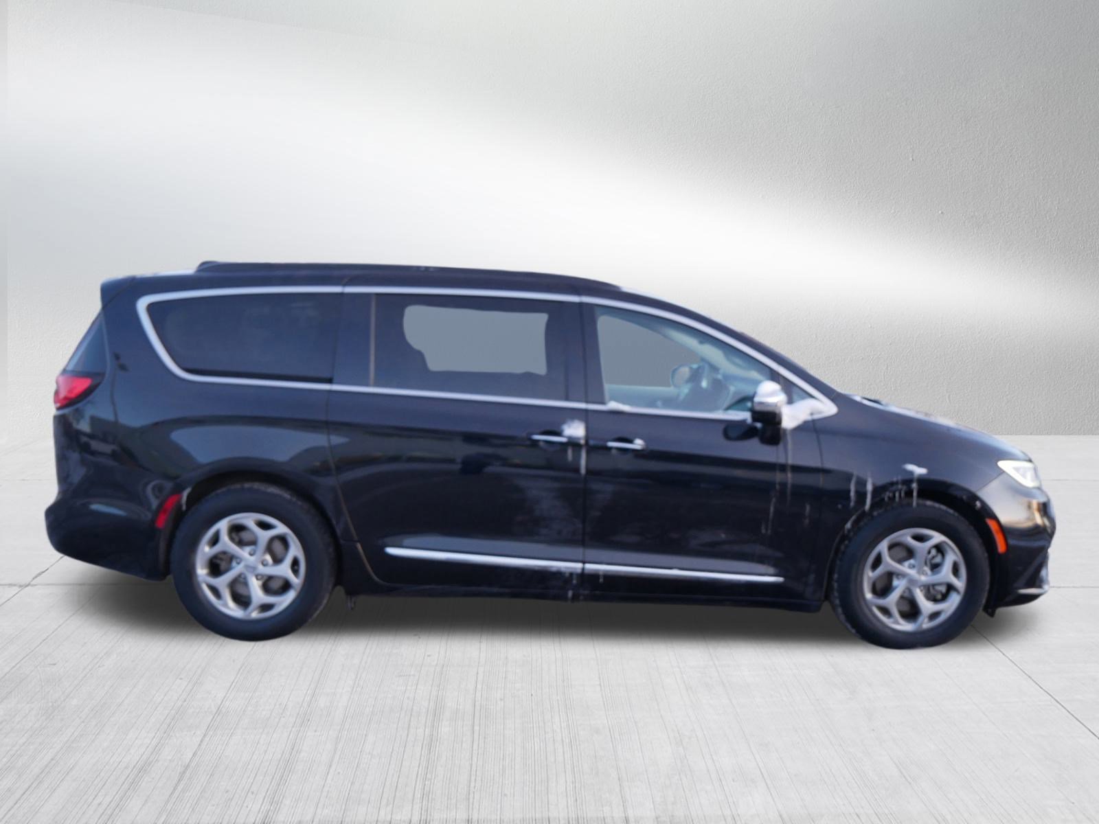Used 2023 Chrysler Pacifica Limited FWD image 8
