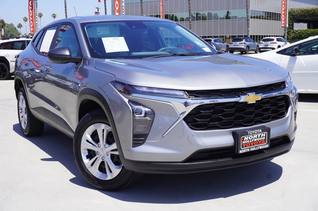 Used 2025 Chevrolet Trax LS FWD image 2