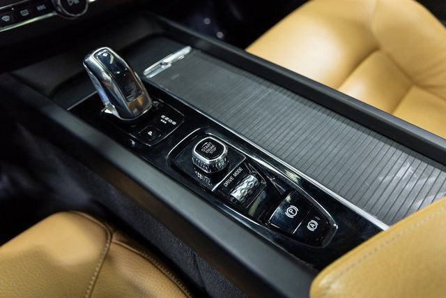 Used 2018 Volvo XC60 T8 Momentum image 19