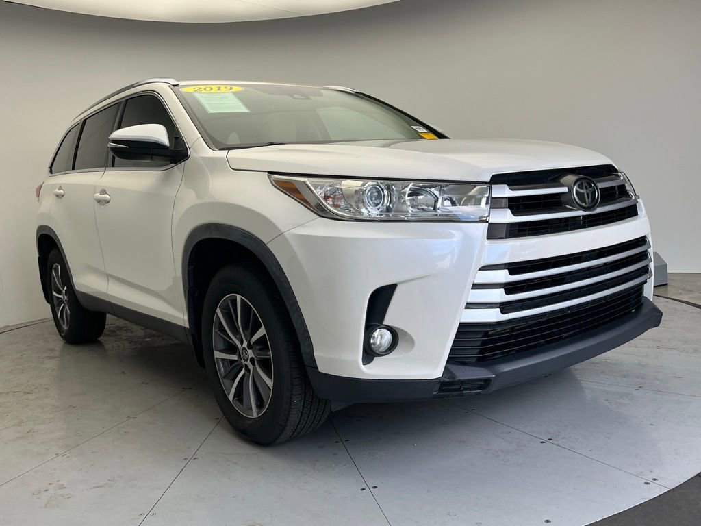 Used 2019 Toyota Highlander XLE image 2