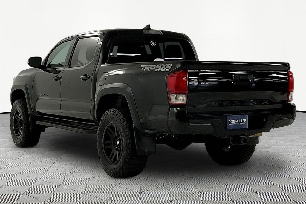 Used 2017 Toyota Tacoma TRD Off-Road w/ Premium & Technology Package image 4