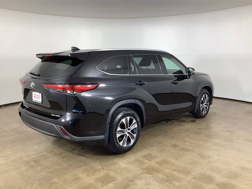 Used 2022 Toyota Highlander XLE AWD/4WD image 8