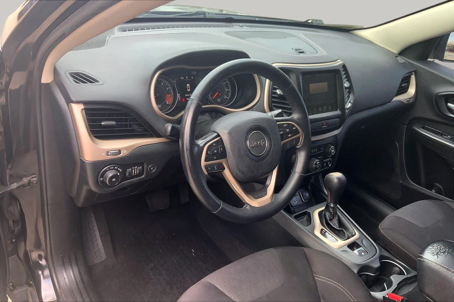 Used 2015 Jeep Cherokee Latitude w/ Comfort/Convenience Group FWD image 18