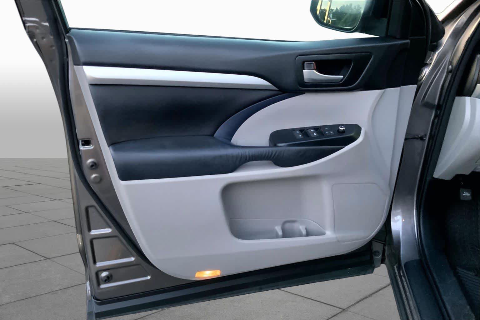 Used 2016 Toyota Highlander XLE FWD image 21