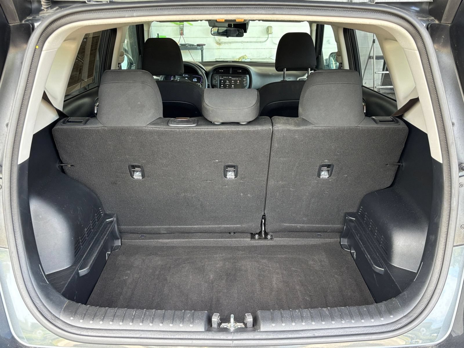 Used 2025 Kia Soul LX w/ LX Technology Package FWD image 28