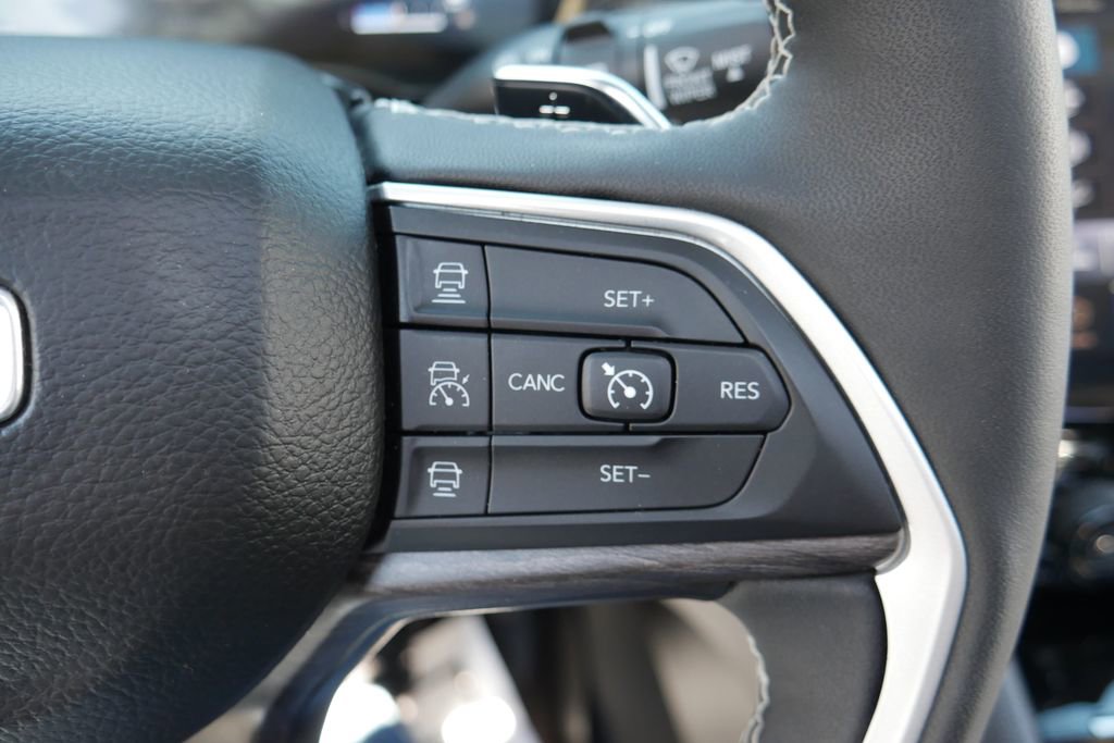 Used 2023 Jeep Grand Cherokee Limited image 13