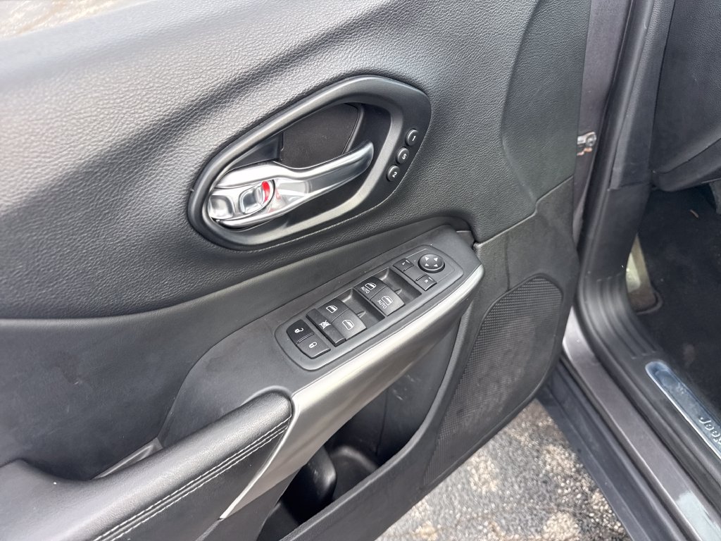 Used 2021 Jeep Cherokee High Altitude AWD/4WD image 31