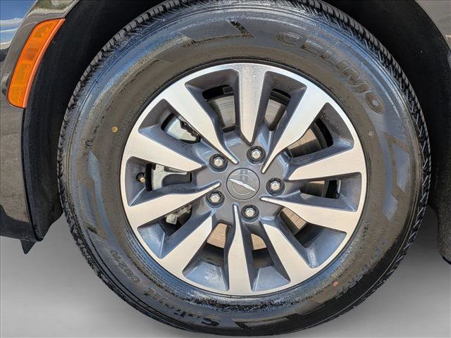 Used 2024 Chrysler Pacifica Select image 23