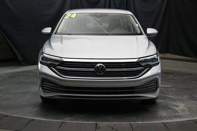 Used 2024 Volkswagen Jetta SE image 4