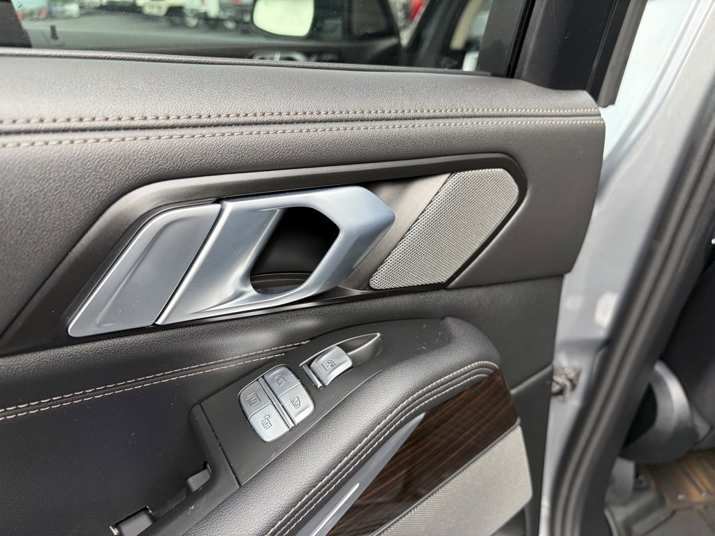 Used 2024 BMW X7 xDrive40i w/ Premium Package image 26