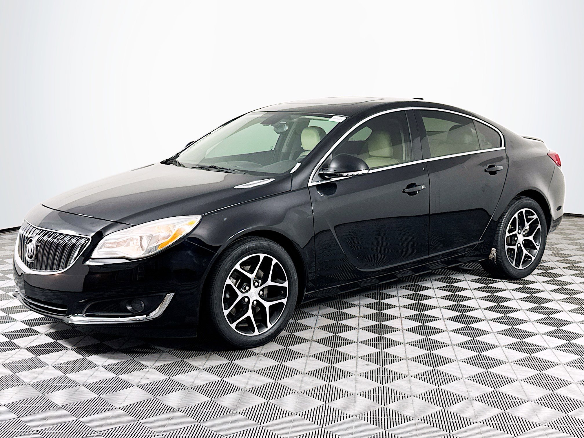 Used 2017 Buick Regal Sport Touring FWD image 4