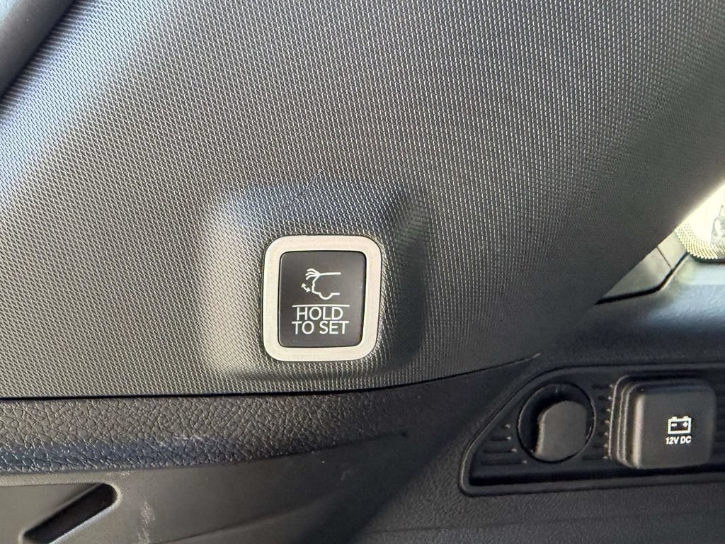 Used 2025 Jeep Grand Cherokee Laredo X w/ Luxury Tech Group I AWD/4WD image 16