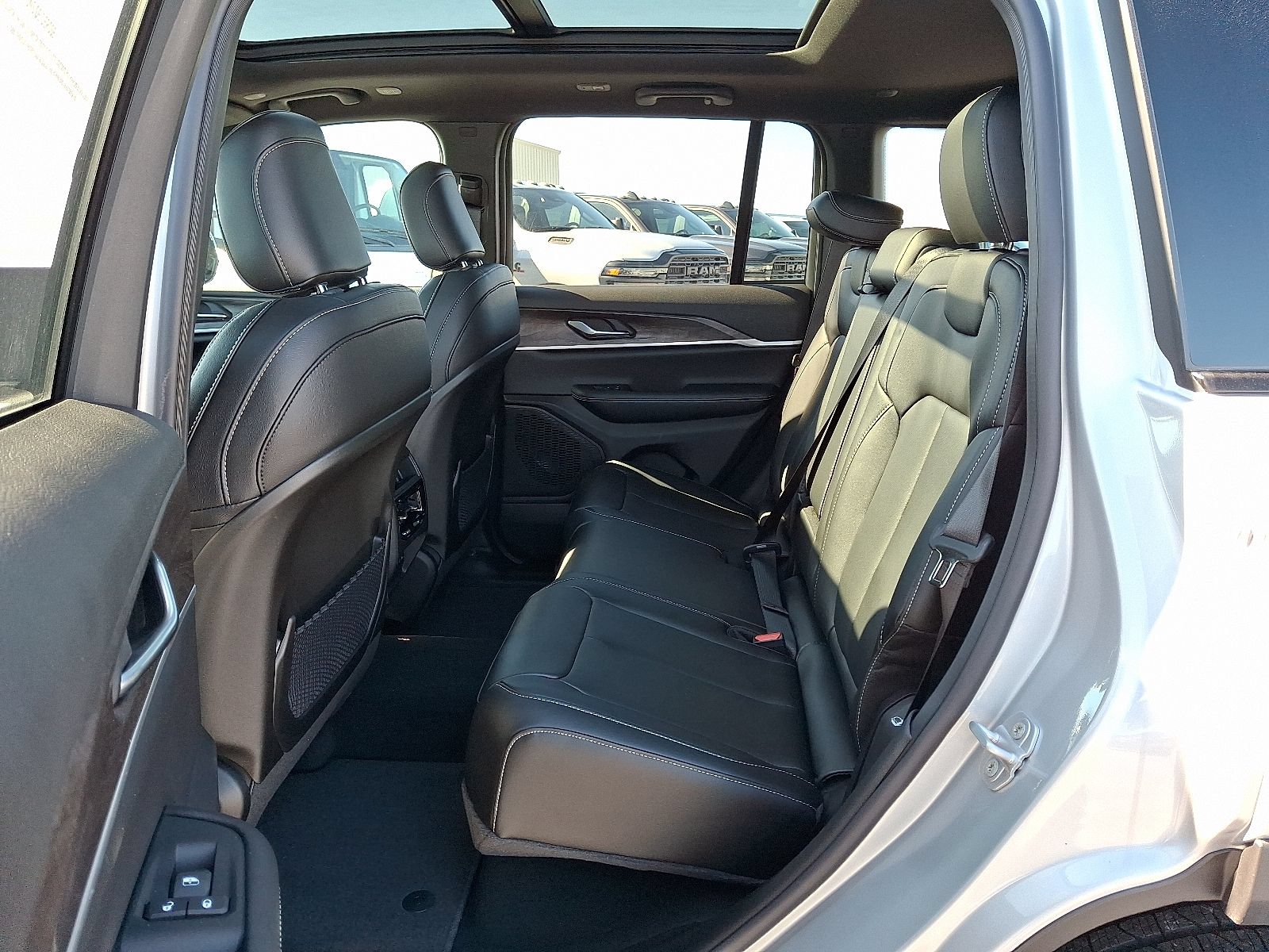 New 2025 Jeep Grand Cherokee Limited AWD/4WD image 6