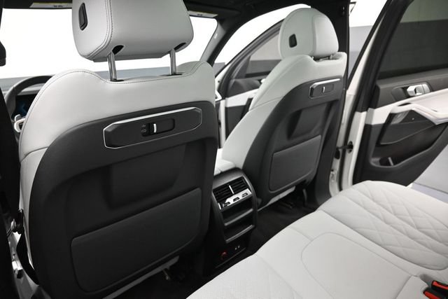 Used 2025 BMW X5 xDrive40i w/ M Sport Package AWD/4WD image 21