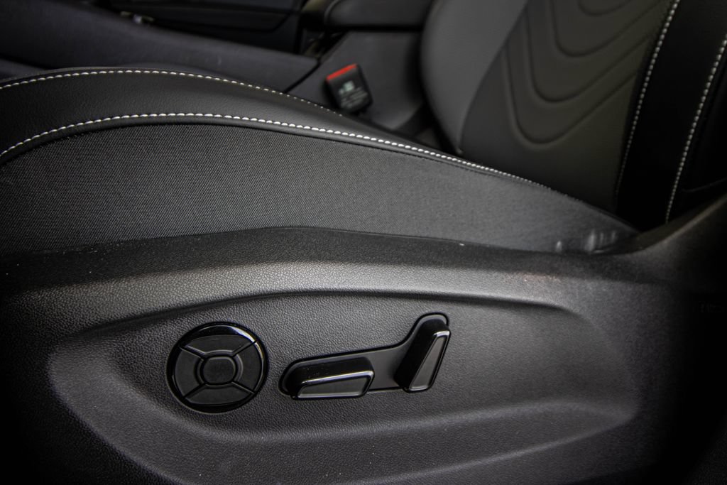 Certified 2025 Volkswagen Tiguan SE R-Line FWD image 23