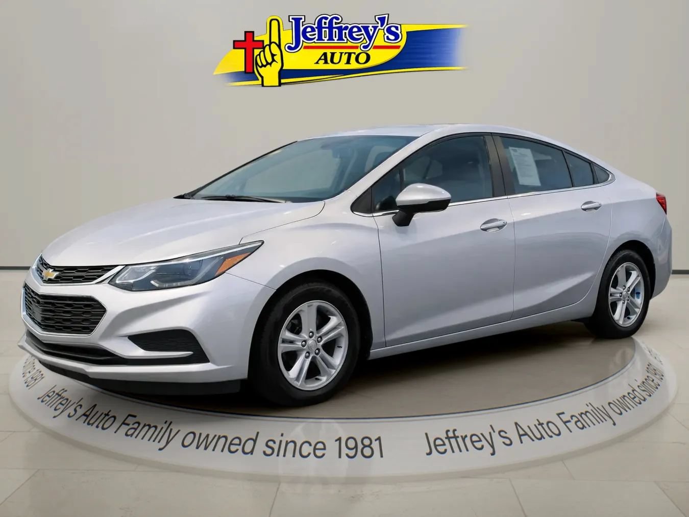 Used 2017 Chevrolet Cruze LT FWD image 2