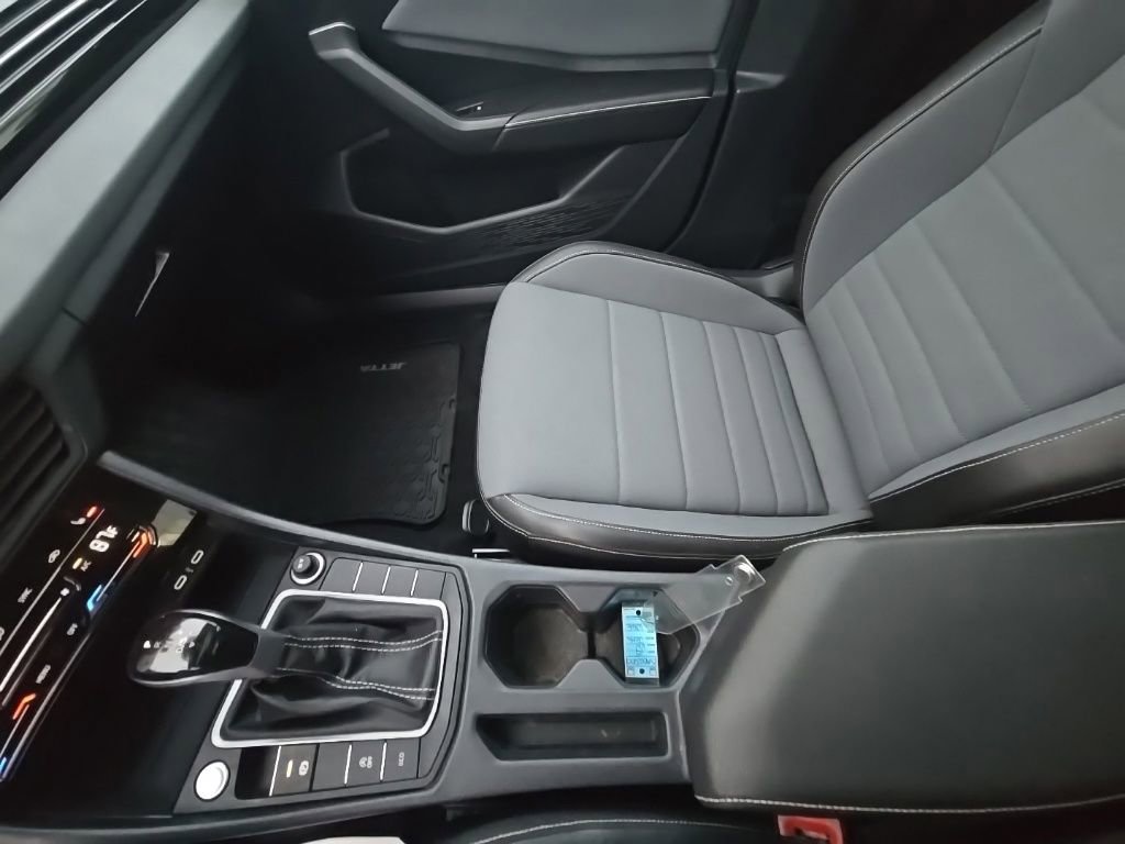 Used 2025 Volkswagen Jetta SE w/ Sunroof Package image 23