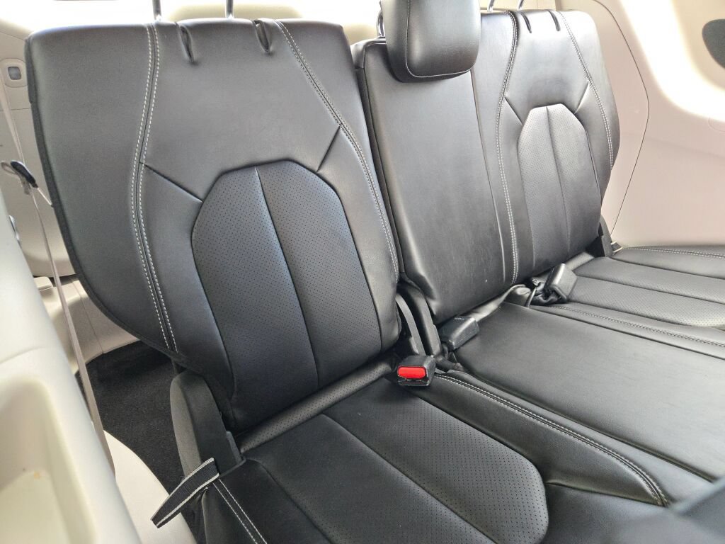 Used 2024 Chrysler Pacifica Limited FWD image 12