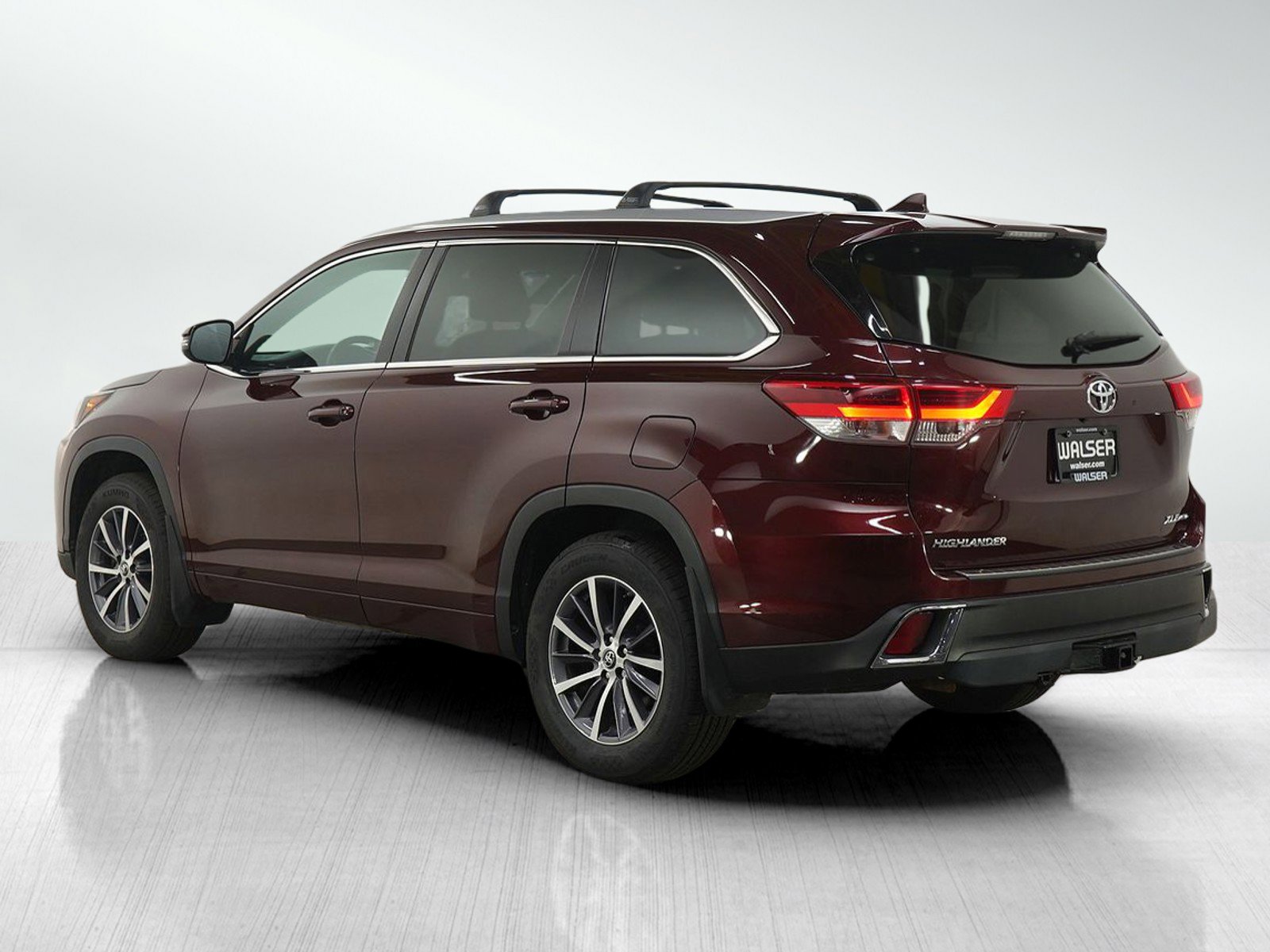 Used 2018 Toyota Highlander XLE image 3