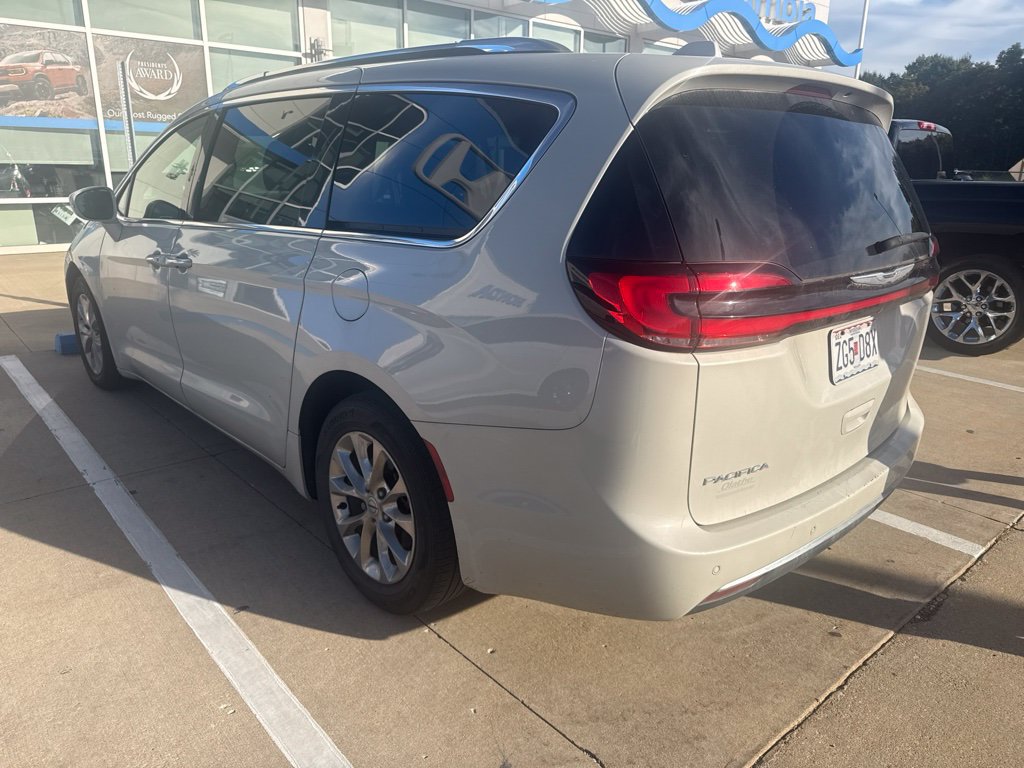 Used 2021 Chrysler Pacifica Touring-L w/ Uconnect Theater Family Group FWD image 4