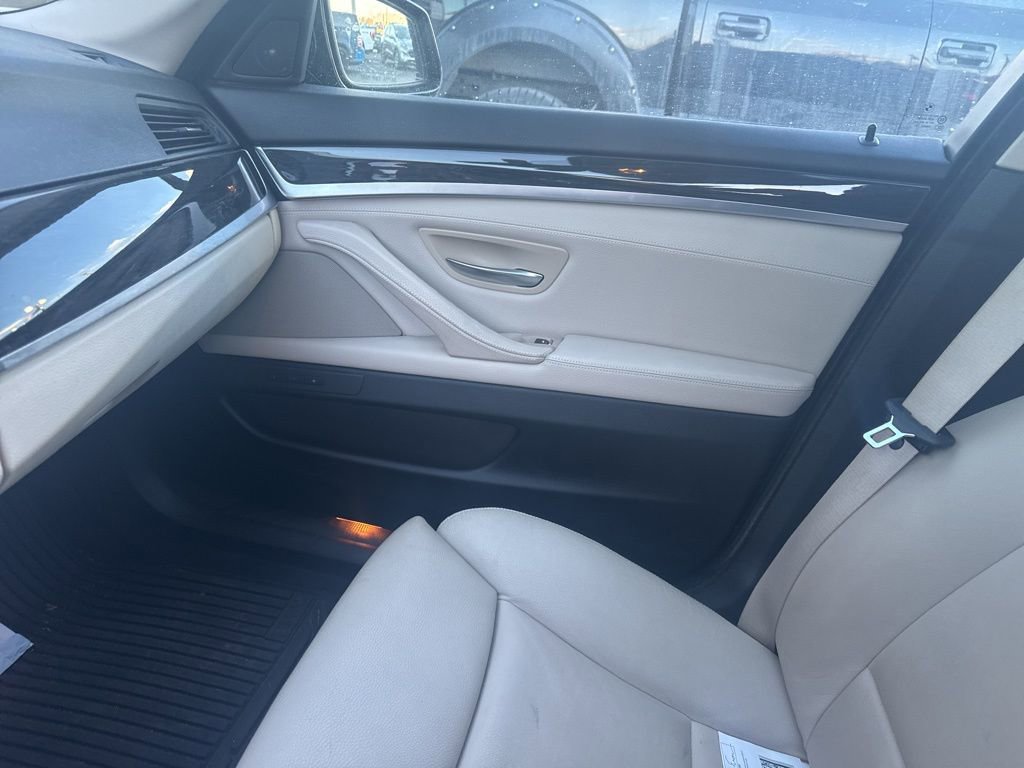 Used 2011 BMW 550i xDrive Sedan image 13