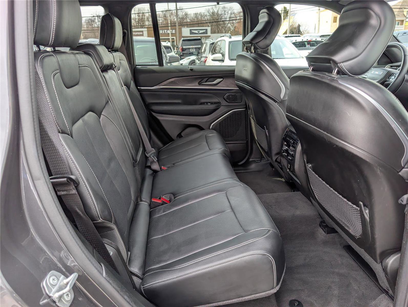 Used 2022 Jeep Grand Cherokee Overland w/ Luxury Tech Group IV image 13