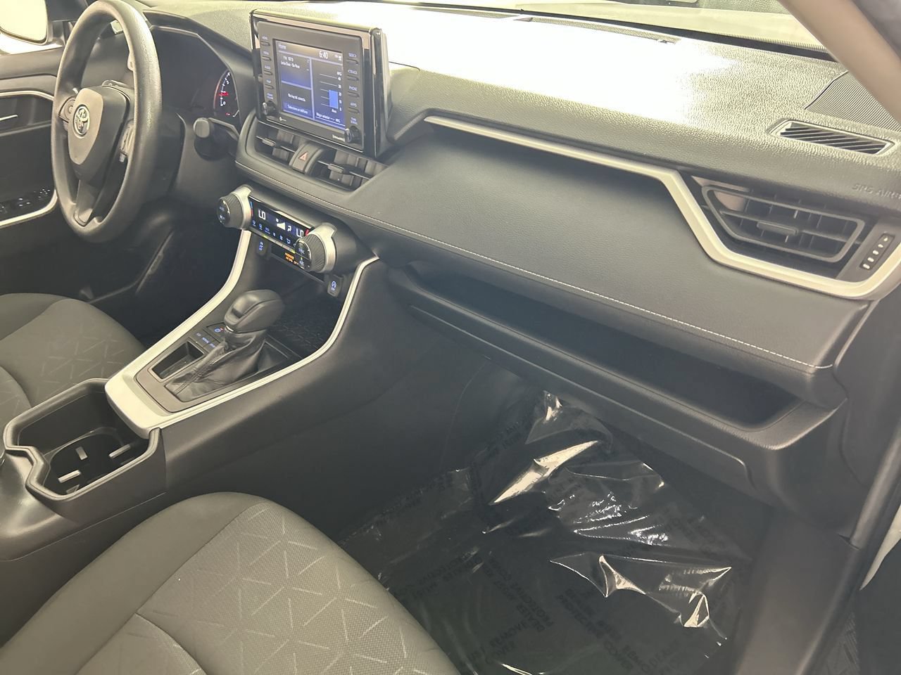 Used 2022 Toyota RAV4 XLE w/ Convenience Package FWD image 27